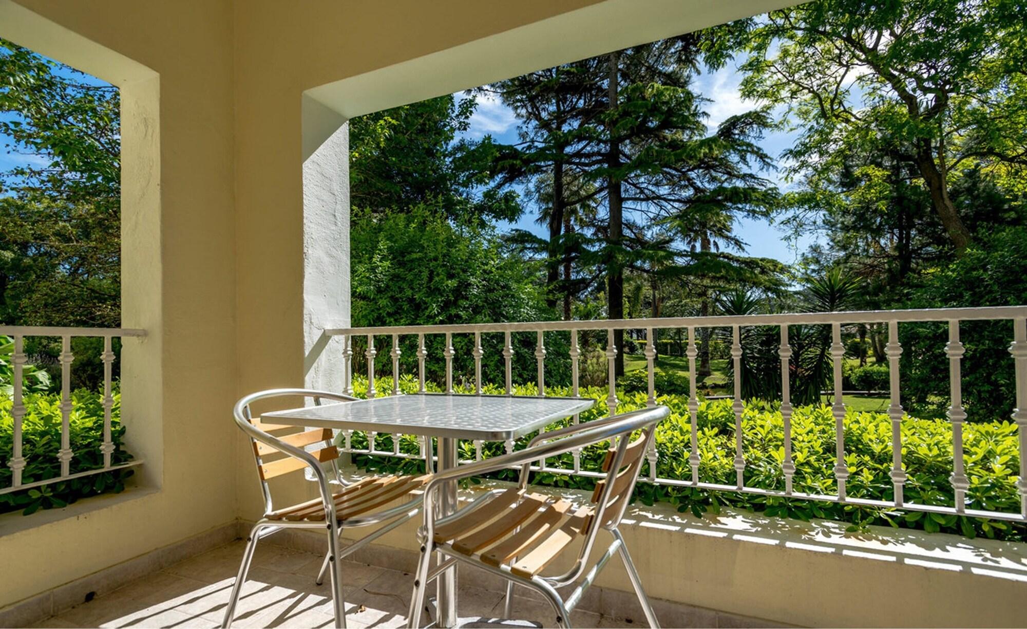 让克莱维尔斯公园酒店 埃斯特角城 外观 照片 A balcony