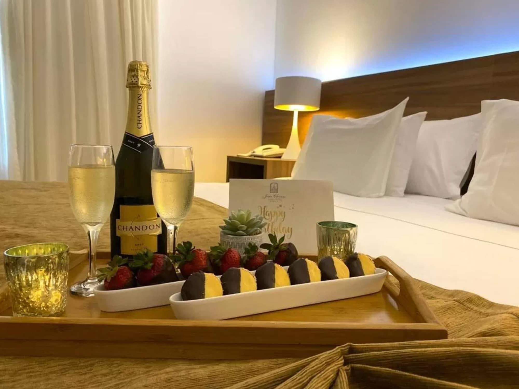 让克莱维尔斯公园酒店 埃斯特角城 外观 照片 A room service tray