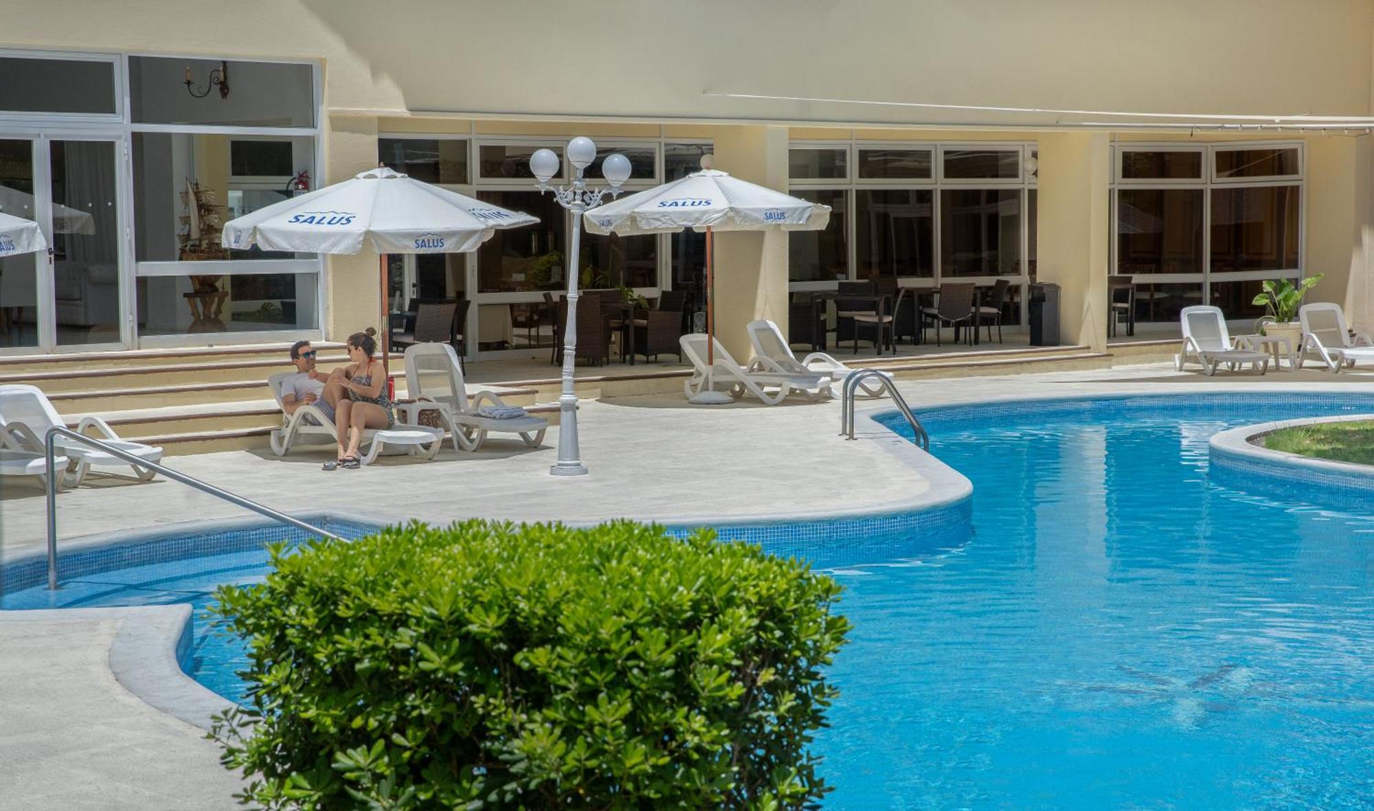 让克莱维尔斯公园酒店 埃斯特角城 外观 照片 The pool at the hotel