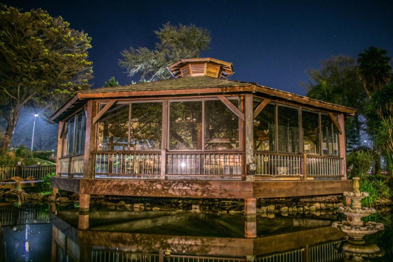 让克莱维尔斯公园酒店 埃斯特角城 外观 照片 The gazebo at the center of the pond